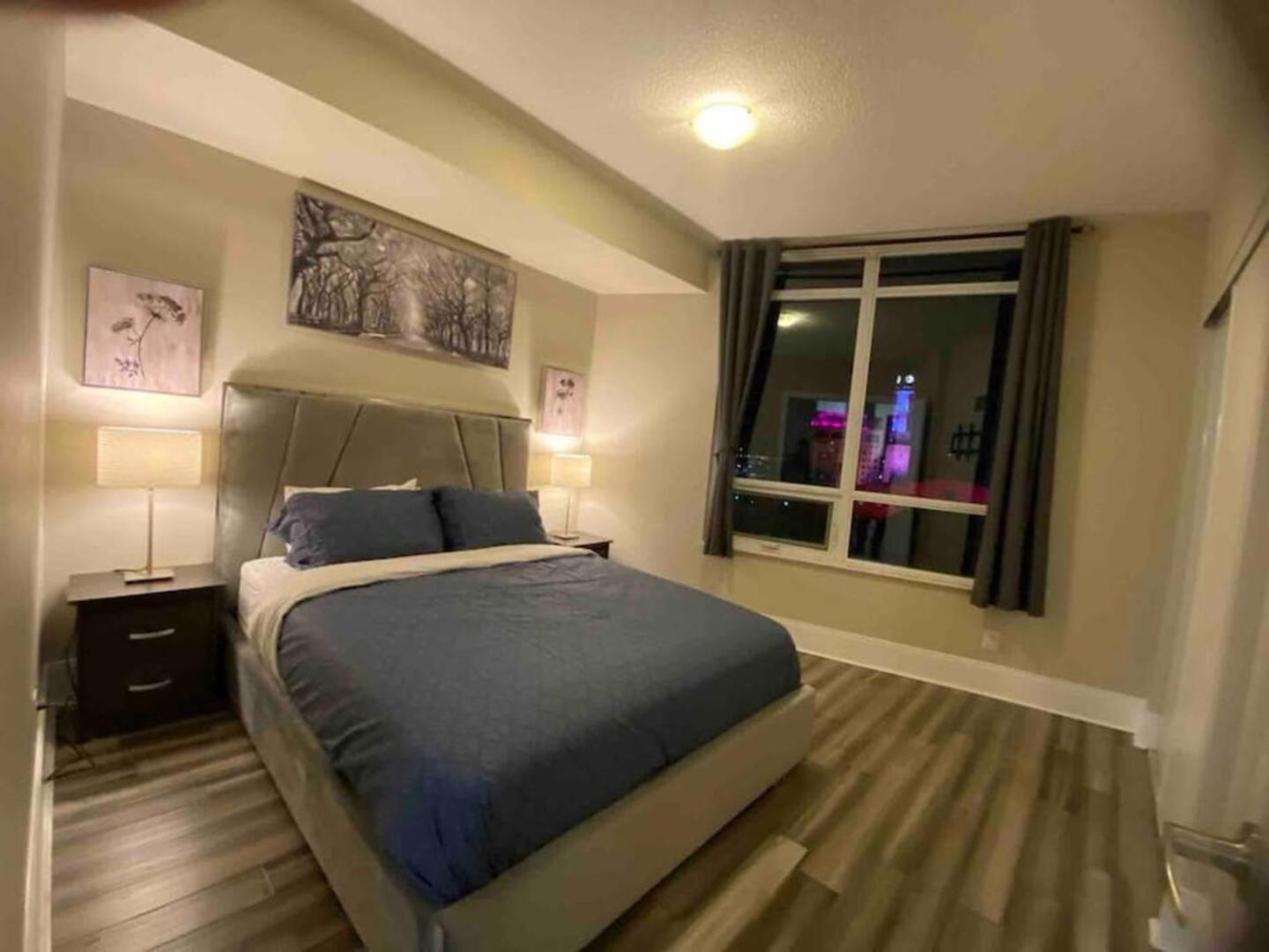 Luxurious 1 Bedroom Den, 1 Bath Condo Square One 미시소거 외부 사진