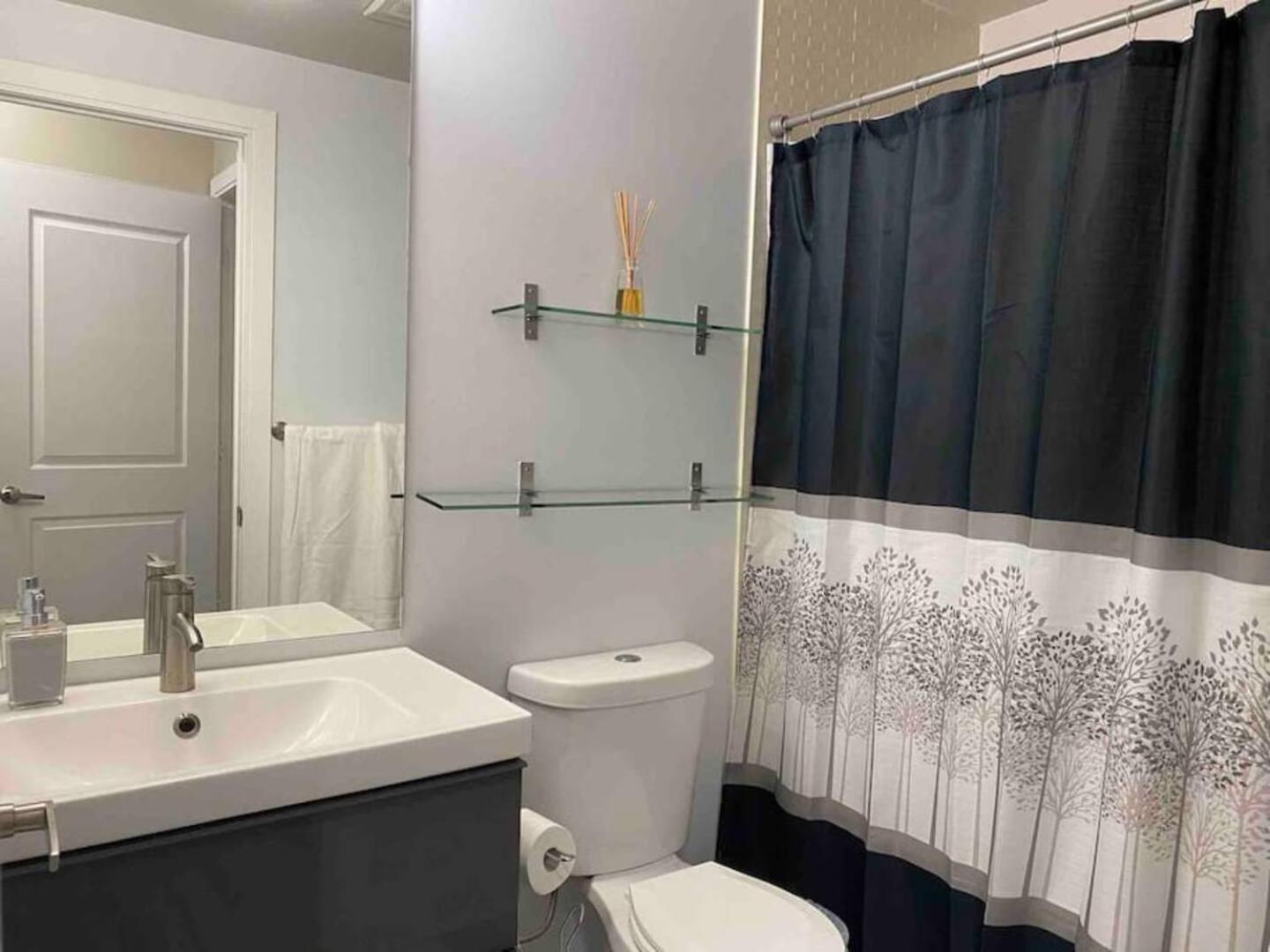 Luxurious 1 Bedroom Den, 1 Bath Condo Square One 미시소거 외부 사진